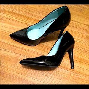 This beautiful Delicious 4 inch heel shoe as been worn once. In original box.